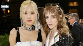 BLACKPINK ROSÉ降臨時尚2021 Met Gala！ 海莉·鮑德溫等眾多明星也關注她的人氣和魅力