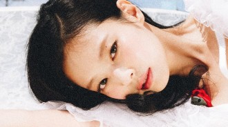 BLACKPINK的Jennie在'Mantra'回歸前發布了D-1預告海報