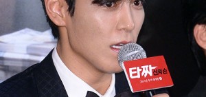 《老千2》T.O.P.、申世炅、李荷妮只穿內衣拍戲 彼此不敢看對方