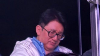 HYBE’s Bang Si Hyuk據報道在LE SSERAFIM的演唱會上感動落淚