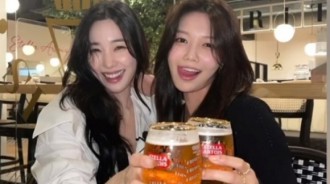 少女時代秀英&#038;Tiffany用啤酒乾杯！兩位美女耀眼的微笑