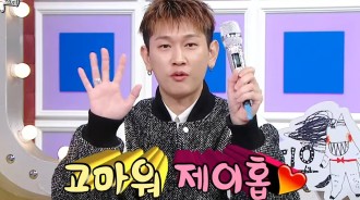 Crush展示他從BTS的J-Hope那裡收到的定製麥克風禮物