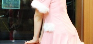 少女時代Sunny甜美變身粉紅耶誕老人迷你裙