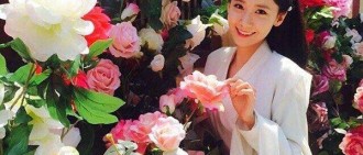 少女時代允兒堪比女神美貌 鮮花都變暗淡