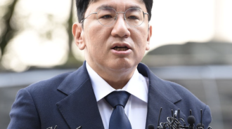 HYBE 議長房時爀因涉嫌欺詐交易接受警方調查