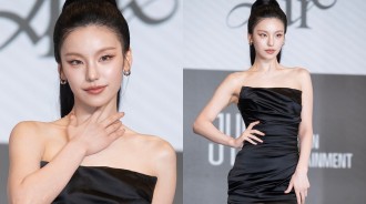 ITZY's Yeji喺佢嘅「AIR」單獨出道記者會上展示佢嘅迷人魅力