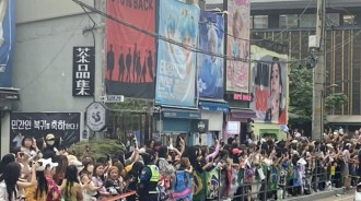 BTS RM與V正式退伍 1500粉絲聚集HYBE總部慶祝