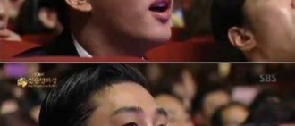 青龍電影節劉亞仁全程跟唱AOA《怦然心動》 AOA狂熱粉絲認證？