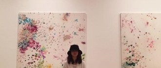宋慧喬訪問香港美術館 看不清美貌也自體發光