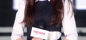 《THE SHOW》中韓同時直播 MC智妍為粉絲努力學中文