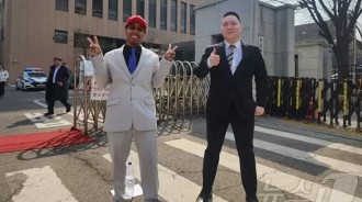 美國爭議主播Johnny Somali戴著MAGA帽子遲到1小時出現在韓國法庭