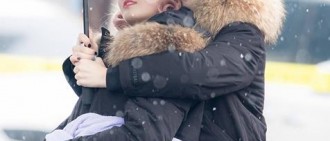 粉絲在韓國最早的初雪中捕捉了TWICE動人的照片