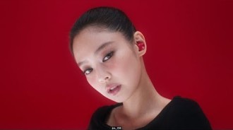 BLACKPINK的Jennie以光滑的馬尾造型為新的「Beats Solo Buds」活動驚艷亮相