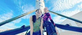馬斯克女友帶JENNIE參觀火箭 二人親密曬合照